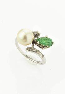 ANELLO - Peso gr 4 1 Misura 15 in oro bianco  modello contrari  con una perla giapponese del diam di mm 8 3 ca e uno smeraldo  [..]