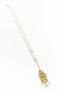 CATENA CON CIONDOLO - Peso gr 5 8 in oro giallo  con ciondolo di forma fantasia  XIX secolo  con due smeraldi taglio carr  rosette  [..]