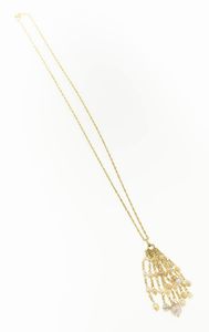 CATENA - Peso gr 10 9 in oro giallo  con ciondolo pendente con frange terminanti con perline di varie forme e misure