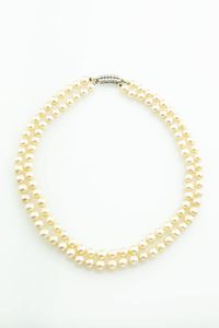 GIROCOLLO - Lunghezza cm 39 composto da due fili di perle giapponesi del diam di mm 6 5 ca. Chiusura in oro bianco con due  [..]