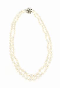 GIROCOLLO - Lunghezza cm 47 composto da due fili di perle giapponesi a scalare dal diam del diam di mm 6 a 9 ca. Chiusura  [..]