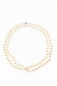 COLLANA - Lunghezza cm 86 composta da un filo di perle giapponesi del diam di mm 8 5 e 9. Chiusura in oro bianco a sfera