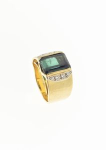 ANELLO - Peso gr 12 2 Misura 13 in oro giallo  al centro tormalina verde gravemente abrasa e piccoli diamantini a decoro  [..]