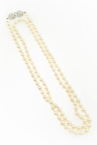 LUNGA COLLANA - Lunghezza cm 119 composta da un filo di perle giapponesi del diam di mm 8 5 e 9 ca. Chiusura con diamanti taglio  [..]