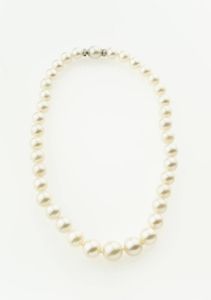 GIROCOLLO - Lunghezza cm 48 composto da un filo di perle australiane a scalare dal diam di mm 10 5 a 14 5. Chiusura in oro  [..]