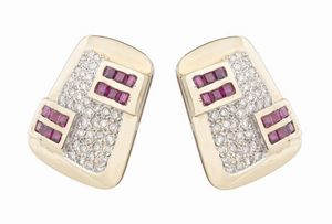 COPPIA DI ORECCHINI - Peso gr 14 9 in oro rosa e bianco 14 Kt  di forma geometrica  con pav centrale di diamanti taglio brillante per  [..]