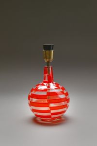 BAROVIER ERCOLE (1889 - 1974) - Lampada da tavolo in vetro a tessere orizzontali in colore rosso e trasparente. Seconda met anni 50.