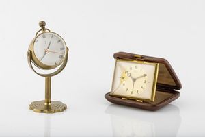 Lotto composta da: un orologio da scrivania e una sveglia da viaggio  - Asta Orologi | Asta a Tempo - Associazione Nazionale - Case d'Asta italiane