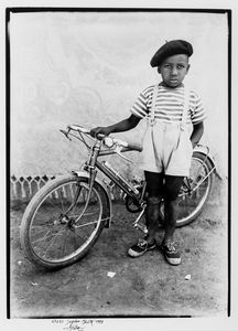Keta Seydou : Bambino con bicicletta, 1998  - Asta Arte Moderna e Contemporanea, Fotografia e Fumetti - Associazione Nazionale - Case d'Asta italiane