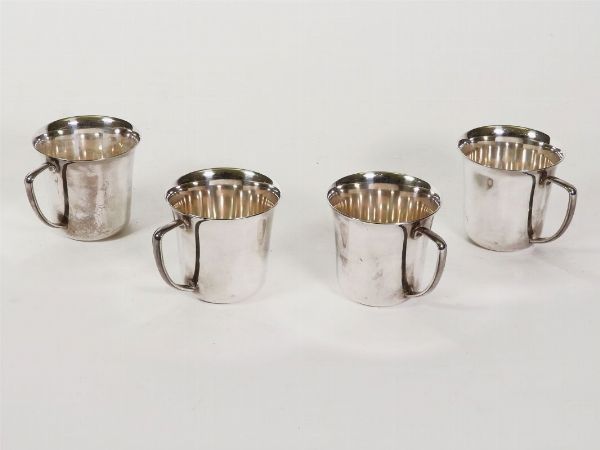 Serie di quattro tazze in metallo argentato  - Asta Complementi d'arredo, argenteria, dipinti antichi e curiosit - Associazione Nazionale - Case d'Asta italiane