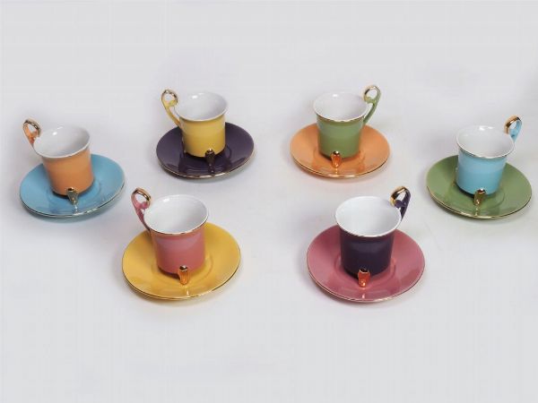 Serie di sei tazze in ceramica multicolore  - Asta Complementi d'arredo, argenteria, dipinti antichi e curiosit - Associazione Nazionale - Case d'Asta italiane