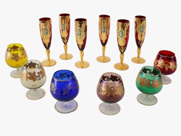 Due serie di bicchieri in vetro colorato lumeggiato in oro  - Asta Complementi d'arredo, argenteria, dipinti antichi e curiosit - Associazione Nazionale - Case d'Asta italiane