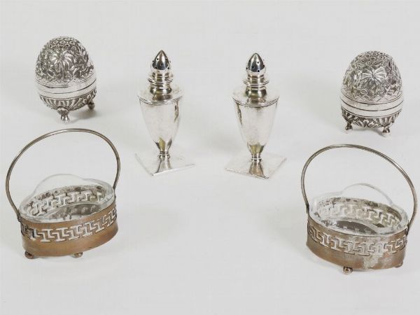 Tre coppie di saliere in argento  - Asta Complementi d'arredo, argenteria, dipinti antichi e curiosit - Associazione Nazionale - Case d'Asta italiane