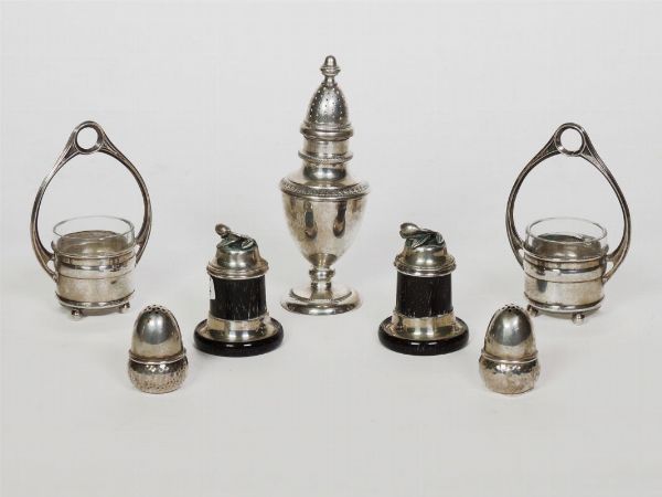 Tre coppie di salierine in argento  - Asta Complementi d'arredo, argenteria, dipinti antichi e curiosit - Associazione Nazionale - Case d'Asta italiane