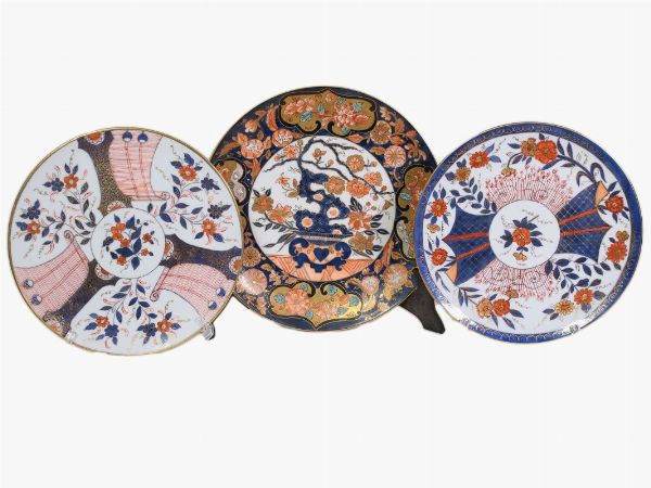Cinque piatti in porcellana e ceramica  - Asta Arredi e Dipinti da un appartamento milanese - Associazione Nazionale - Case d'Asta italiane