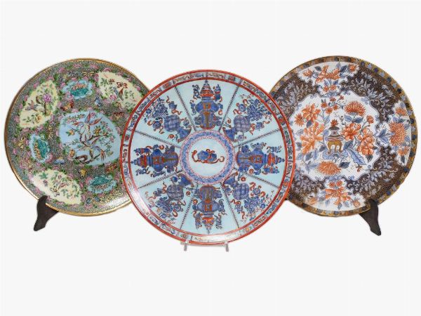 Tre piatti decorativi in porcellana, Thomas  - Asta Arredi e Dipinti da un appartamento milanese - Associazione Nazionale - Case d'Asta italiane