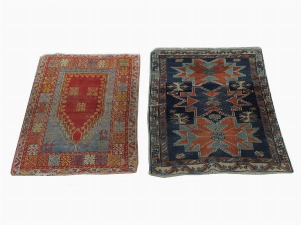 Due tappeti caucasici di vecchia manifattura  - Asta Arredi e Dipinti da un appartamento milanese - Associazione Nazionale - Case d'Asta italiane