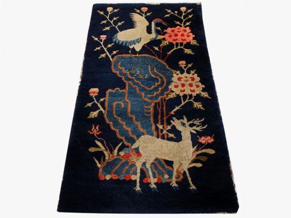 Piccolo tappeto cinese di vecchia manifattura  - Asta Arredi e Dipinti da un appartamento milanese - Associazione Nazionale - Case d'Asta italiane