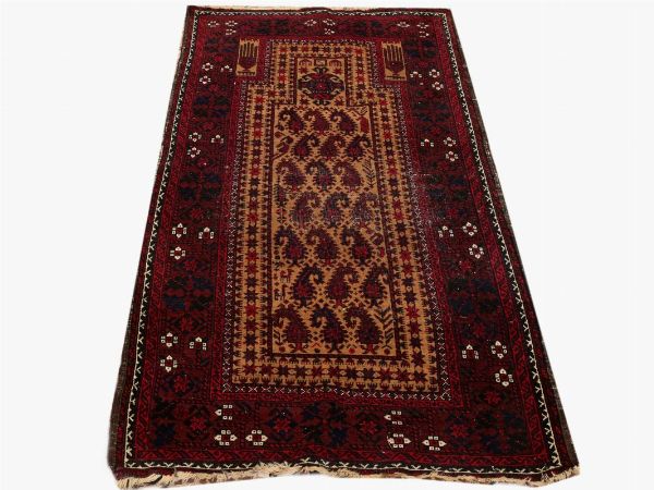 Piccolo tappeto persiano a preghiera di vecchia manifattura  - Asta Arredi e Dipinti da un appartamento milanese - Associazione Nazionale - Case d'Asta italiane