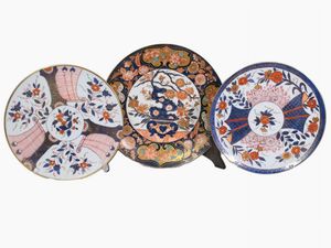 Cinque piatti in porcellana e ceramica  - Asta Arredi e Dipinti da un appartamento milanese - Associazione Nazionale - Case d'Asta italiane