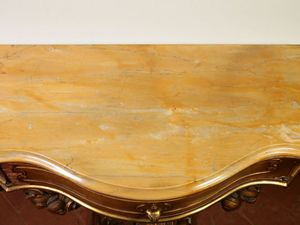 Coppia di piccole console in legno intagliato e dorato  - Asta Arredi e Dipinti da un appartamento milanese - Associazione Nazionale - Case d'Asta italiane