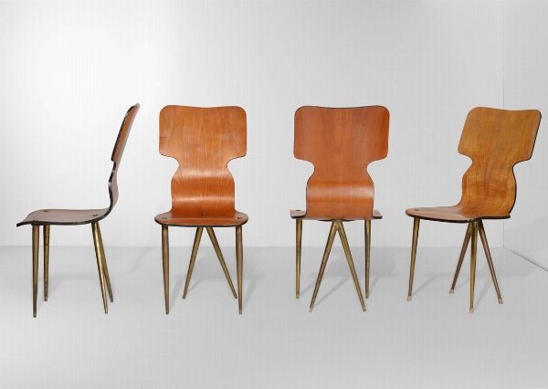 Quattro sedie con struttura in legno compensato curvato, sostegni e particolari in ottone.  - Asta Design - Associazione Nazionale - Case d'Asta italiane