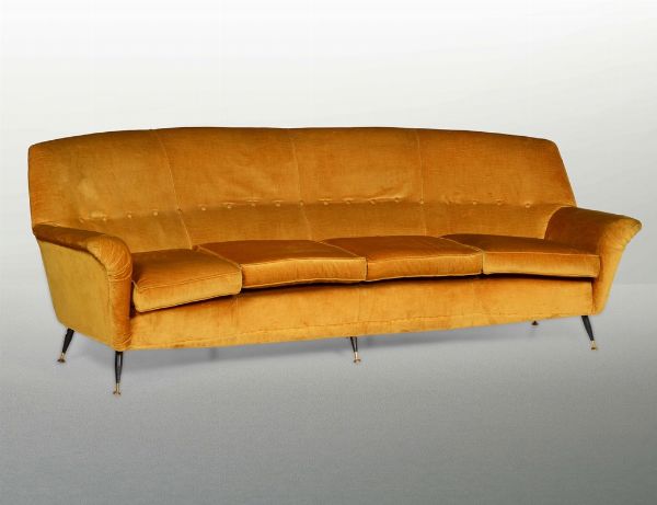 Grande divano curvo con struttura in legno, sostegni in metallo laccato e ottone, rivestimento in velluto.  - Asta Design - Associazione Nazionale - Case d'Asta italiane