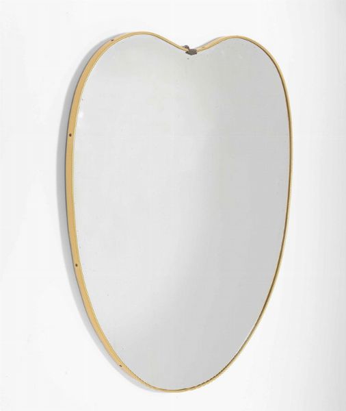 Specchio da parete con struttura in legno, cornice in ottone e vetro sagomato specchiato.  - Asta Design - Associazione Nazionale - Case d'Asta italiane