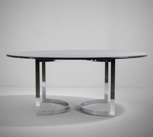 Tavolo con sostegni in metallo cromato e piano in marmo.  - Asta Design - Associazione Nazionale - Case d'Asta italiane