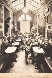 Irving Penn : Groupe au Caffé Greco, Roma, Italia 12 ottobre 1948  - Asta ASTA DI ARTE MODERNA E CONTEMPORANEA E FOTOGRAFIA - Associazione Nazionale - Case d'Asta italiane