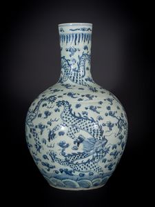 Arte Cinese - 'Grande vaso tianqiuping a decoro bianco-bluCina, dinastia Qing, XIX secolo'
