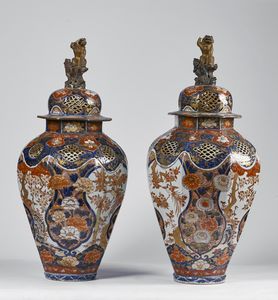 ARTE GIAPPONESE - 'Coppia di grandi vasi in porcellana imari con coperchioGiappone, XVIII secolo '