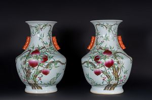 Arte Cinese - 'Coppia di vasi monumentali thouhu con decoro di pesche e fioriCina, inizi XX secolo'