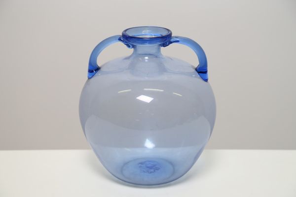 ZECCHIN VITTORIO (1878 - 1947) : Vaso biansato in vetro azzurrino, mod. 1879 c.v. o 5305 MVM . 1921-22.  - Asta ASTA 299 - DESIGN (online) - Associazione Nazionale - Case d'Asta italiane