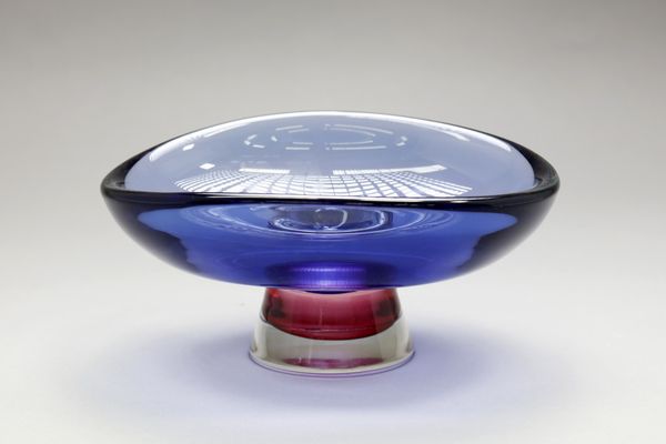SEGUSO ARCHIMEDE (1909 - 1999) : Coppa in vetro trasparente blu, base in vetro trasparente sommerso in rosso, anni '50.  - Asta ASTA 299 - DESIGN (online) - Associazione Nazionale - Case d'Asta italiane