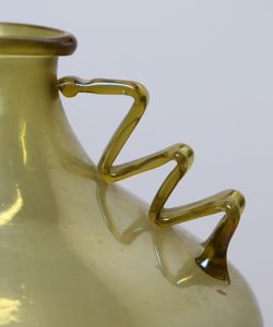 POLI FLAVIO (1900 - 1984) : (attribuito) Vaso trasparente verde oliva, decorato da anse a zig-zag. Per Seguso Vetri d'Arte, anni 20.  - Asta ASTA 299 - DESIGN (online) - Associazione Nazionale - Case d'Asta italiane