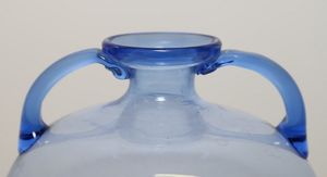 ZECCHIN VITTORIO (1878 - 1947) : Vaso biansato in vetro azzurrino, mod. 1879 c.v. o 5305 MVM . 1921-22.  - Asta ASTA 299 - DESIGN (online) - Associazione Nazionale - Case d'Asta italiane