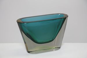 SEGUSO VETRI D'ARTE : Vaso in vetro sommerso color verde, anni 60.  - Asta ASTA 299 - DESIGN (online) - Associazione Nazionale - Case d'Asta italiane