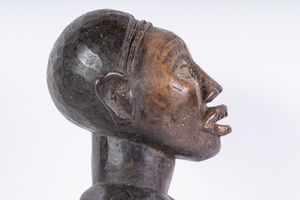 Arte africana : Scultura di prigioniero, YombeR.D. Congo  - Asta ASTA 302 - NATURALIA E MIRABILIA - Associazione Nazionale - Case d'Asta italiane