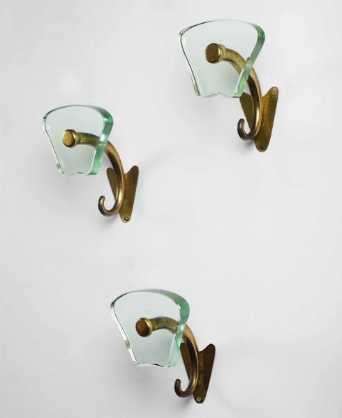Tre appendiabiti con struttura in ottone e vetro molato.  - Asta Design Lab - Associazione Nazionale - Case d'Asta italiane