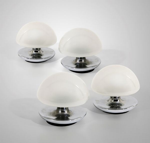 Quattro lampade da tavolo con struttura in metallo cromato e diffusori in vetro opalino.  - Asta Design Lab - Associazione Nazionale - Case d'Asta italiane