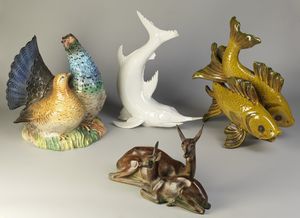 MANIFATTURA ITALIANA DEL XX SECOLO - Gruppo di quattro ceramiche: coppia di pesci (cm 50x40x27), due tacchini (cm 45x37x28), pesce spada (cm 49x42x15), due cerbiatti (cm 27x41x20), in ceramica dipinta.
