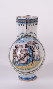 MANIFATTURA ITALIANA DEL XVIII SECOLO - Brocca in terracotta policroma con decori raffiguranti amorini.