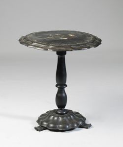 MANIFATTURA DEL XIX SECOLO - Tavolino circolare sagomato in legno laccato nero con inserti in madreperla.