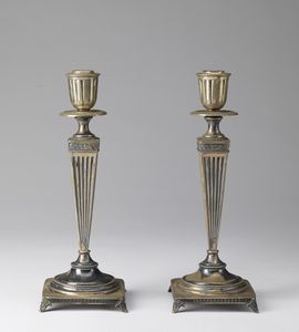 MANIFATTURA ITALIANA DEL XIX SECOLO - Coppia di candelieri in argento.