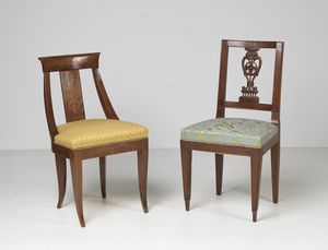MANIFATTURA DEL XIX SECOLO - Gruppo di 6 sedie più due, in legno di noce periodo dell'Impero, foderate in tessuto giallo e due in tessuto verde.
