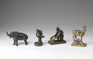MANIFATTURA DEL XIX SECOLO - Gruppo di 4 oggetti in bronzo: elefante, cerbiatto, spinario, costruttore di mattoni.