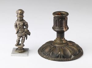 BRONZISTA DEL XIX SECOLO - Gruppo di 2 oggetti in bronzo composto da un candeliere e un soldato.