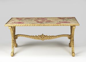 MANIFATTURA DEL XIX SECOLO - Tavolino da centro in legno dorato, gambe mosse.