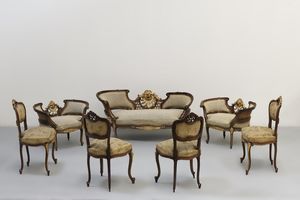 MANIFATTURA ITALIANA DEL XIX SECOLO - Salotto costituito da quattro sedie, due poltroncine e un canap in legno di noce intagliato e dorato, nello stile del XVIII secolo, finiture a rocaille e dorate.